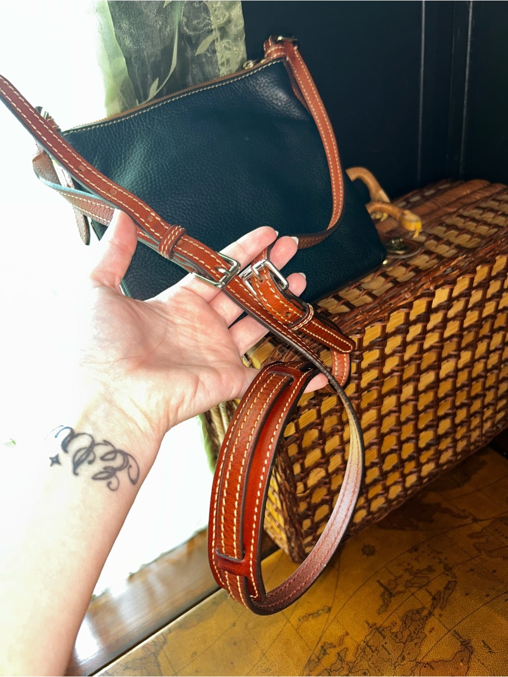 Vintage Dooney & Bourke Pebble Grain All Weather Leather Carrier Crossbody Bag - Picture 5 of 11